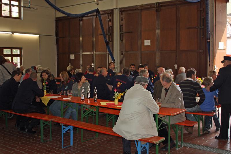 090503fahrzeugweihe15.jpg - Im Anschluss an die Fahrzeugweihe hatte die Freiwillige Feuerwehr zum Frühschoppen im Feuerwehrhaus...