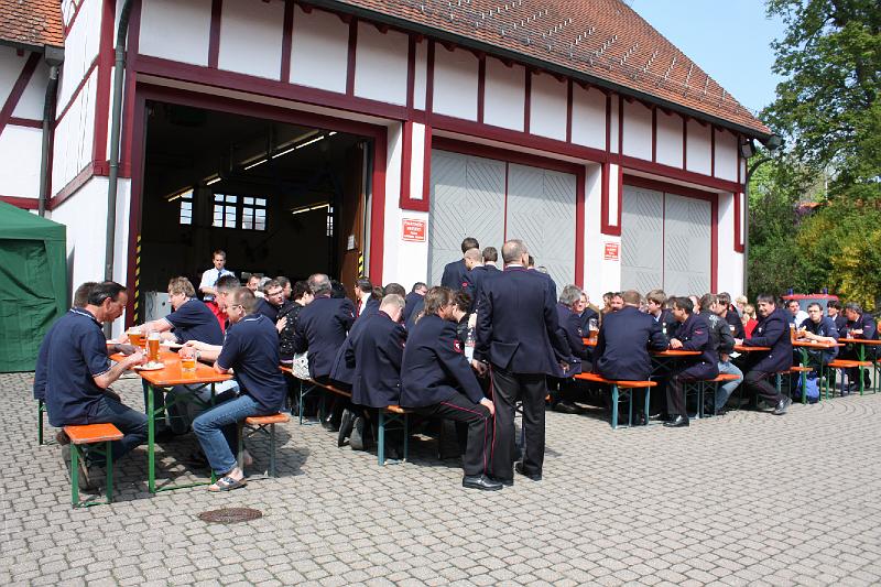 090503fahrzeugweihe16.jpg - ...und auf dem Platz davor eingeladen.