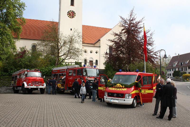 090503fahrzeugweihe17.jpg - Die Besucher konnten auch den Fuhrpark der Feuerwehr besichtigen,...