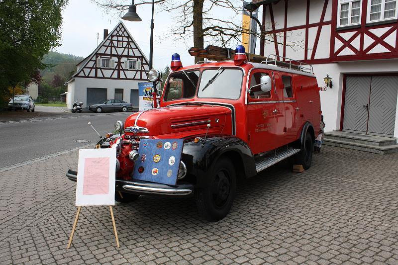 090503fahrzeugweihe18.jpg - ..., darunter auch diesen Oldtimer v0n 1954, der bis 1975 bei der Dorfer Wehr im Einsatz war, heute in Privatbesitz ist und nur noch zu Oldtimertreffen oder bei Hochzeiten von Feuerwehrkameraden ausrückt. Die FFW Sigmaringendorf hat die Patenschaft für dieses Fahrzeug übernommen und pflegt und restauriert es.
