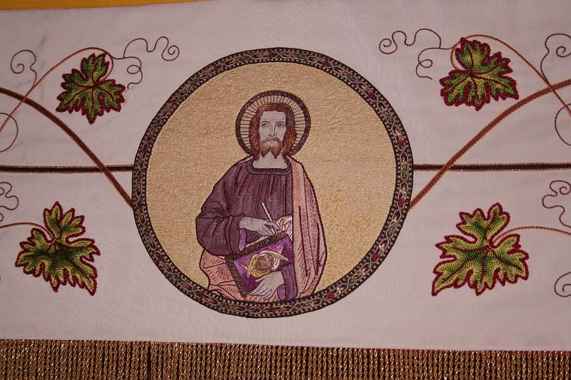 090611fronleichnam (05).jpg - Auaf den 4 Seitenteilen sind die 4 Evangelisten dargestellt, hier an der einen Längsseite Markus mit dem Löwen...