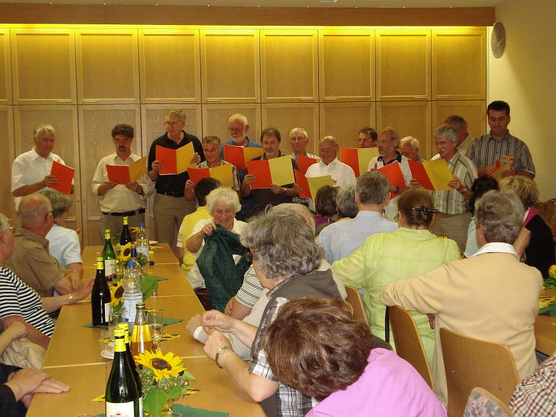 090725_chorausflug_42.JPG - Natürlich das Badnerlied!(Man beachte die badischen Landesfarben der Liedhefte!)