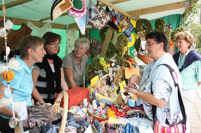 090912kfd_04.jpg - ...und Essbares wie Hildegardkekse und Gebäck nach Hausfrauenart ...